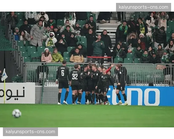 比赛花絮：奥萨苏纳主场球迷向场内投掷杂物导致比赛中断五分钟