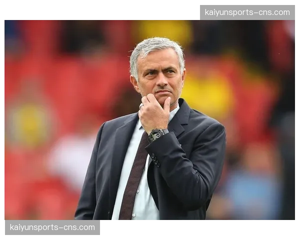 特写：看台上观战的穆里尼奥，在罗马德比中神情严肃